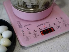 除鹌鹑蛋之后，其它食材都入养生壶里，选择滋补品模式进行炖煮。