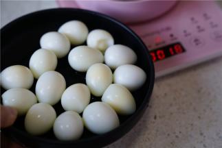 煮至离结束还有十几分钟的时候，再将鹌鹑蛋加入，同煮至时间结束就可以。