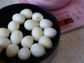 煮至离结束还有十几分钟的时候，再将鹌鹑蛋加入，同煮至时间结束就可以。