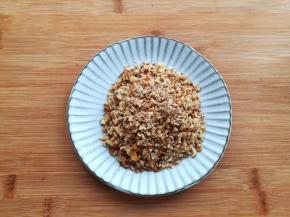 核桃切碎，留一点点颗粒，吃起来口感比较好