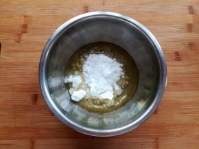 取一个干净的大碗放入食用油，盐和糖粉