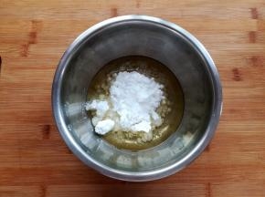 取一个干净的大碗放入食用油，盐和糖粉