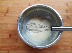 把食用油和糖粉充分乳化