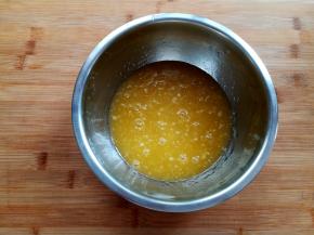 加入40克的全蛋液，剩下的部分用来刷面用