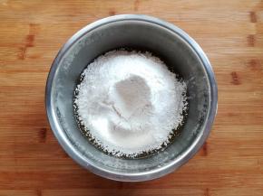 加入过筛的低筋面粉和小苏打