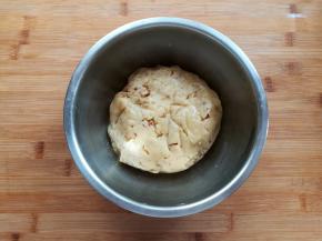 戴上一次性手套把面团揉到没有干粉状态，也可以用硅胶刮刀翻拌均匀