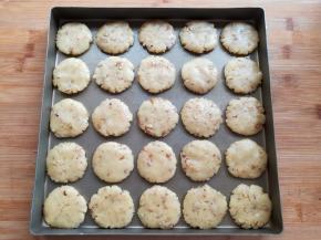 桃酥面团按照每个20克，平均分成25个，按扁放在烤盘里