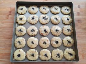 桃酥胚上刷一层蛋液，撒上适量的黑芝麻