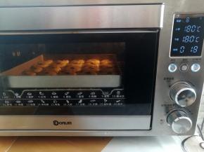 核桃酥胚放入预热好的烤箱中下层，上下火180度烤18分钟，我喜欢浅色的，如果喜欢深色的可以加到20分钟