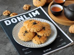 烤好的桃酥取出放凉，配上一壶茶开吃吧