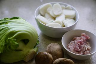 这款汤年糕的备料：切片的年糕500克，圆芥菜1个，香菇4朵，肉末100克。