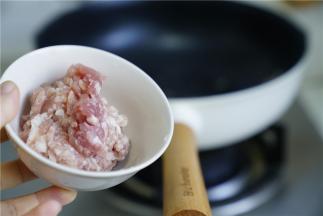 锅里加少许油，将肉末下锅煸炒至出油。