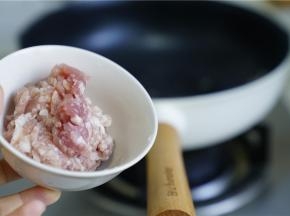 锅里加少许油，将肉末下锅煸炒至出油。