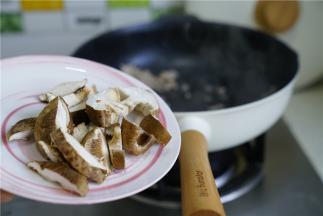 再将香菇切片下锅同炒至出味。香菇下锅煸炒的时候会出少许的水分，炒的干一点，香味更浓。