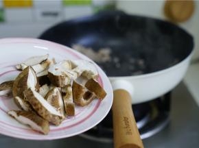 再将香菇切片下锅同炒至出味。香菇下锅煸炒的时候会出少许的水分，炒的干一点，香味更浓。