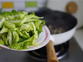 然后再将圆芥菜改刀下锅，炒至微出味。