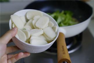 再将切片好的年糕下锅，年糕易熟，微煮一下就可以关火啦。煮太过了就不好吃了。