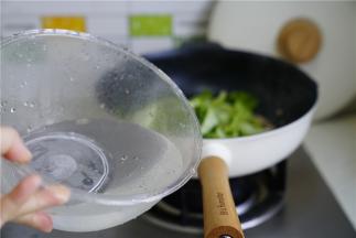 再加入清水焖煮至芥菜熟透微烂。给孩子们吃就煮的糯透一点，要是我们大家吃，就脆口一点。