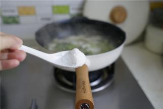 最后加入适量的细盐鸡精调味就可以啦。