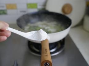 最后加入适量的细盐鸡精调味就可以啦。