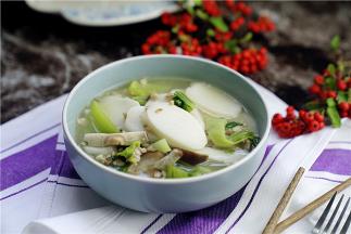 如图这样子有菜有肉有汤的汤年糕就完成啦。朋友们喜欢的可以试一下，味儿真很是鲜香。