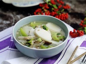 如图这样子有菜有肉有汤的汤年糕就完成啦。朋友们喜欢的可以试一下，味儿真很是鲜香。