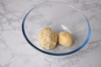 搅拌均匀后，分别揉成团。油酥我们略用手捏几下即可成团，油皮揉好后要略醒发，这样做出的皮才能光滑，擀起来不易破。一般油皮要醒发三十分钟以上。我一般是晚上揉好面盖上保鲜膜备用即可。