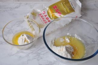 将油皮所需材料和油酥所需食材分别装在盆中。主料中为油皮所用食材，辅料中为油酥所用食材。