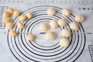 将油皮和油酥均匀的各分成10个小剂。