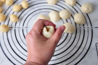 借助虎口的力量，将面团慢慢向上推，最后收口合笼。面团会很听话的向上。