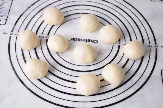 做好后再静置一会。记得盖上保鲜膜，否则面团会因失去水份而变干。