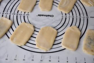 醒好后再重复一擀长条，卷起，醒发，再擀开的状态。将面卷卷起来再醒发30分钟，记得一定要盖上保鲜膜保湿。然后取一份擀长，这时您可以撒点馅料，如葱花、白糖等。当然您也可以不放，从下方三分之一处往中心对折，再从上方三分之一处向下折，最后擀成长方形。