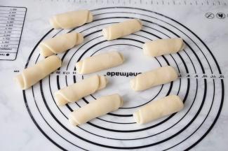 待所有的都卷好，盖上保鲜膜再醒10分钟。