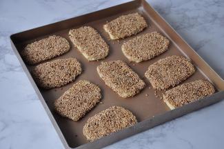 表面刷一层薄薄的蛋液，然后撒满芝麻，装好烤盘，烤箱210度，提前预热10分钟。