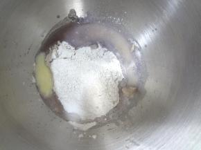 将除黄油之外的材料加入厨师机桶内