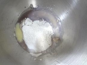 将除黄油之外的材料加入厨师机桶内