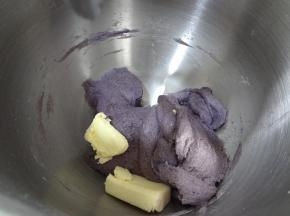 加入软化好的黄油继续低速搅打成团，转高速搅打