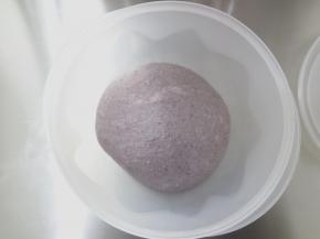 整理成光滑的面团放入发酵碗中，带上保鲜膜开始一发26度