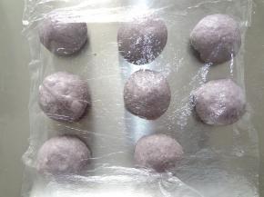 发酵完成后分成8等分盖上保鲜膜松弛15分钟