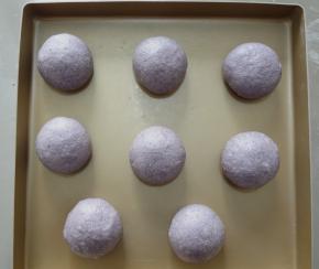 松弛结束后再次排气滚圆放入烤盘中开始二发，36度75%的湿度发酵