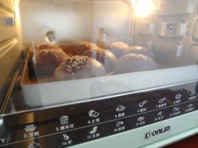 发酵完成后表面刷水撒上白芝麻放入预热好的烤箱180度20分钟，中途上色盖锡纸