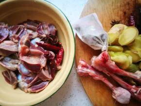 鸡杂洗净，准备生姜，八角，干辣椒，大块生姜切片，常用香料茴香，香果，香叶，白芷等少许，还有剔了肉的鸡骨