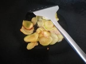 热锅凉油，放入姜片炒香