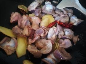 放入鸡杂，辣椒，八角，炒香