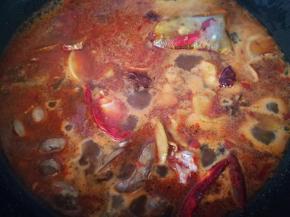 加入烧开的水，大火煮开，之后转小火烧40分钟左右，喜欢吃熟烂的鸡胗的，就多烧一会