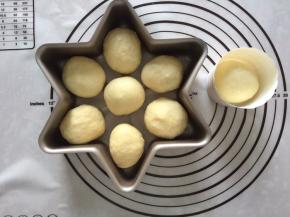 放入模具中，放入烤箱二次发酵30分钟，时间不固定，看面团状态，发酵至两倍大即可