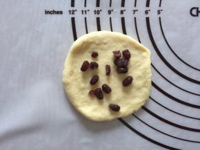 拿出一个面团，放入蜜豆，包入揉圆