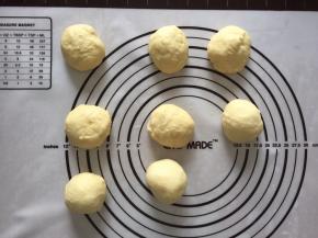 拿出后分成均等的8份，盖上保鲜膜，松弛15分钟