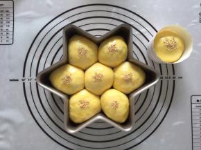 刷上全蛋液，撒上白芝麻，放入预热好的烤箱180度，中层，上下火，20分钟