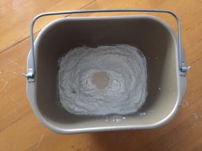 将黄油以上全部材料放入面包机中，和面20分钟